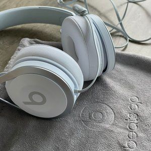 Beats Ep Wired On-Ear Headphones (WHITE - LIKE NEW)